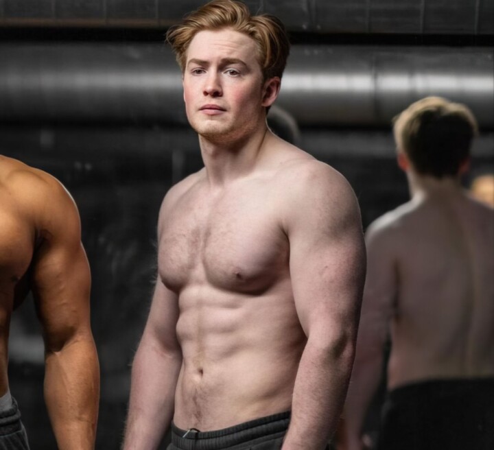 Kit Connor shirtless in sportschool