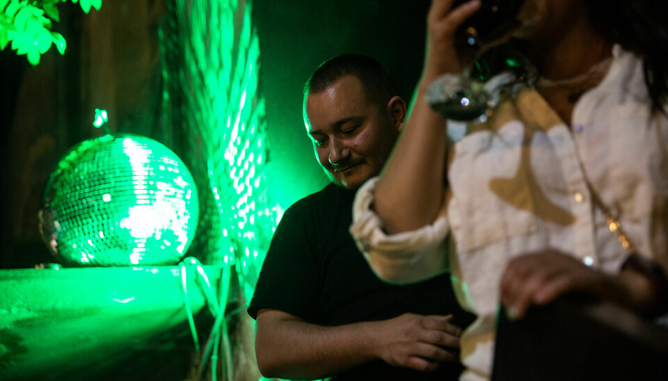 Eigenaar Lend Mustafa is trots op Bubble als eerste queer bar in Kosovo.