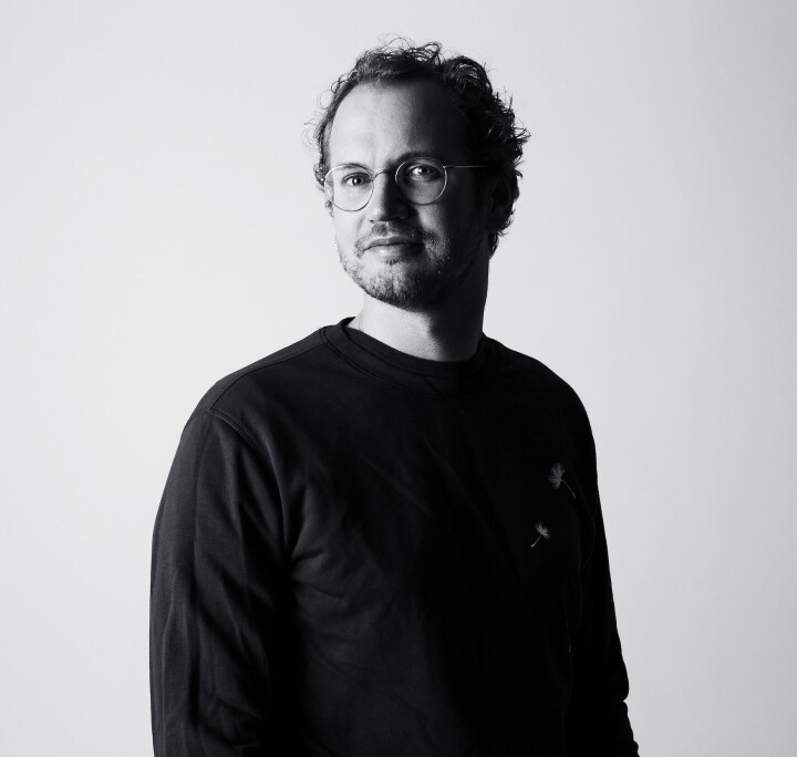 Uit de kast voor de klas: moet je als leraar je geaardheid delen? Johan Goossens in een zwarte trui