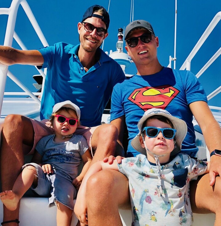 Bram Peters-Schrama (links) en Willem Peters-Schrama met hun kinderen op een boot.