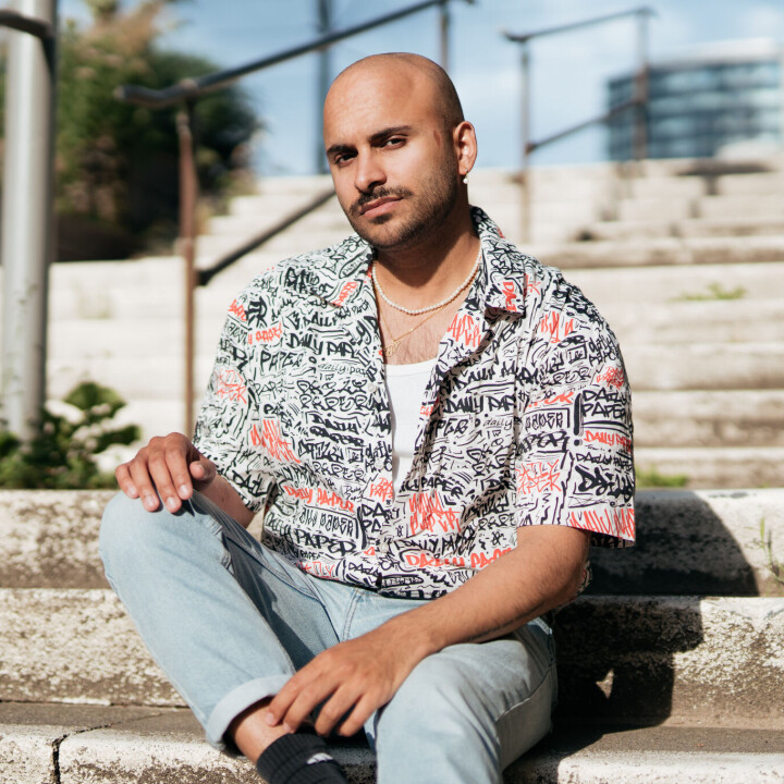 “Queer woede is mijn brandstof om in beweging te blijven” Rocher Koendjbiharie op trap