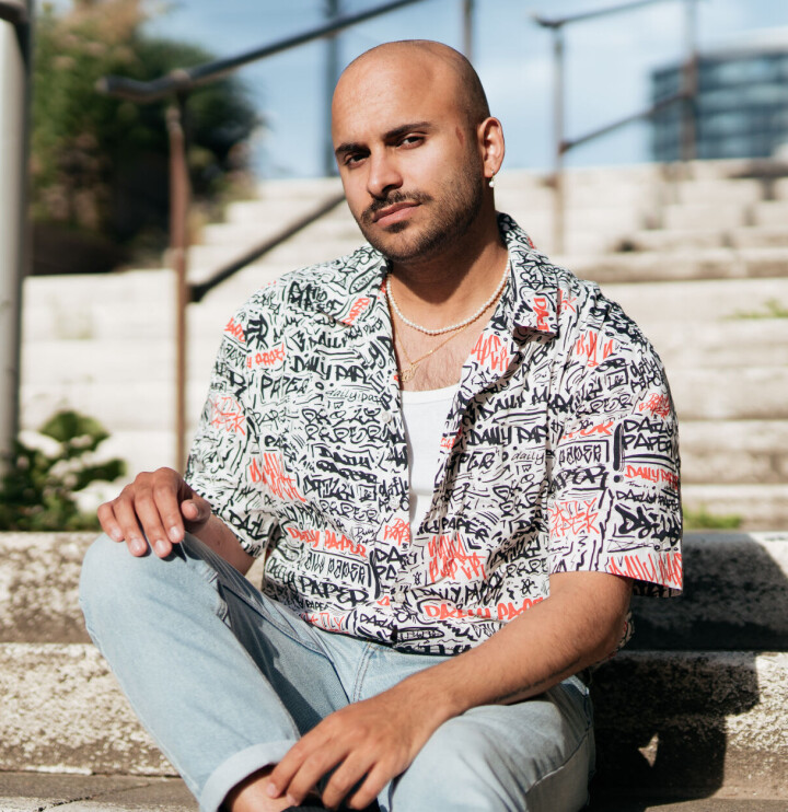 “Hoe vrij is onze community als blijkt dat wie betaalt, bepaalt?” Rocher Koendjbiharie op trap