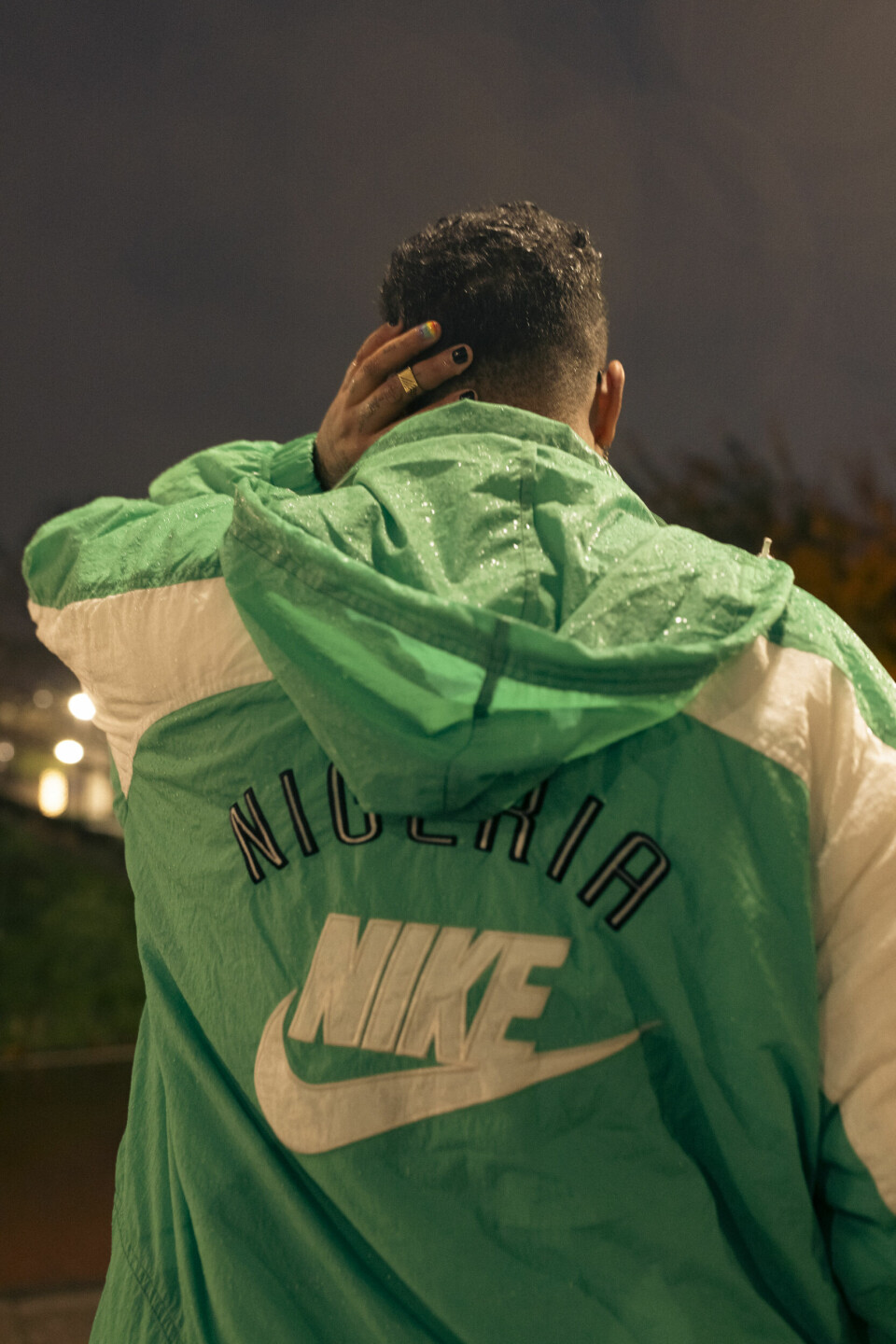 Nanoah Struik in groen Nike-jasje met daarop het woord Nigeria