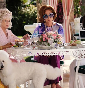 Bekijk de trailer van Palm Royale, de nieuwe camp-serie met Ricky Martin en Kristen Wiig