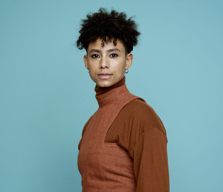Shishani: “Mijn queerness komt me goed van pas in mijn strijd voor rechtvaardigheid” Portretfoto van Shishani