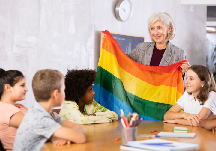 Regenboogvlag op school