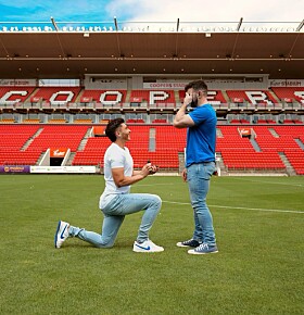 Profvoetballer Josh Cavallo vraagt vriend ten huwelijk in stadion
