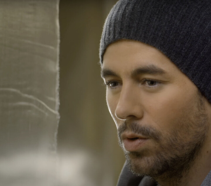 Nieuwe muziek: Enrique Iglesias is lekker wollig en Cardi B heeft een outfit van plakband Enrique Iglesias