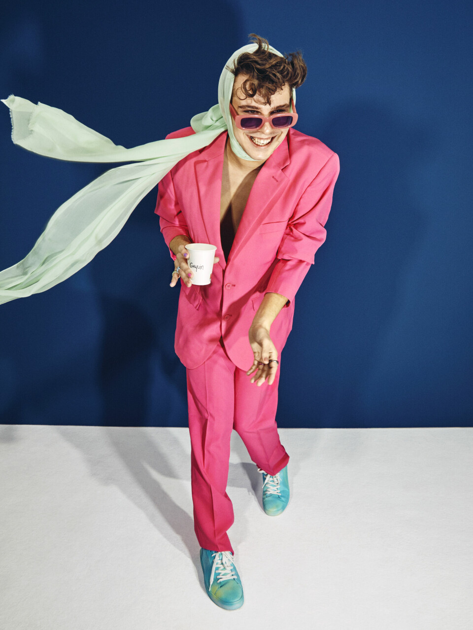 Gavin Reijnders in een roze outfit