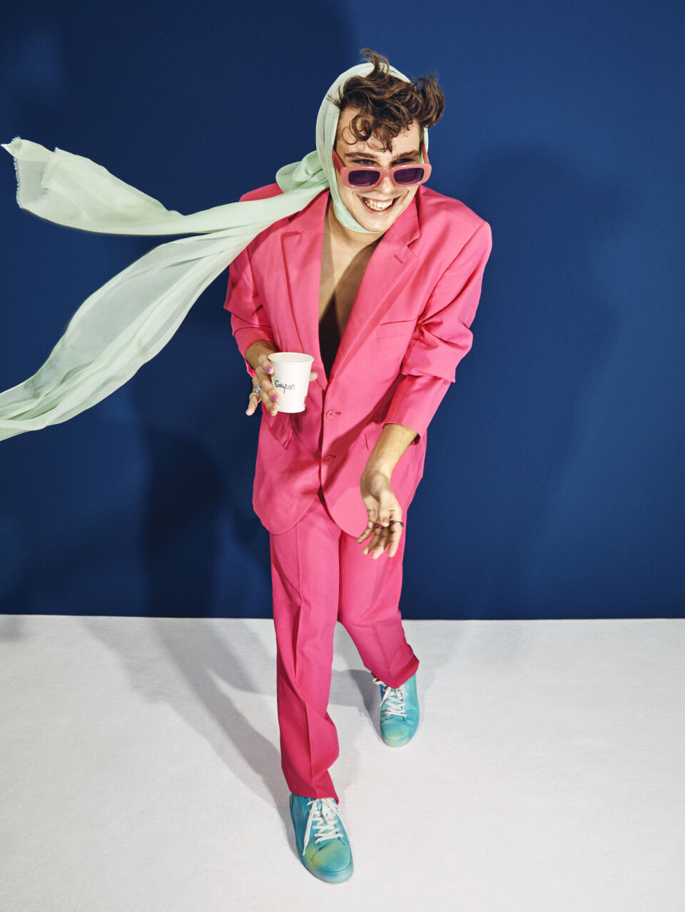 Pak: Lindbergh / sjaal: Bouffante / zonnebril: Even&Odd / ringen: Zara & privébezit / sneakers: Zara, customized door Studio Hiem Gavin Reijnders in een roze outfit