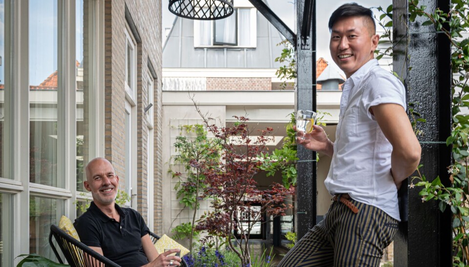 Marcel en Jouel voor hun woning.