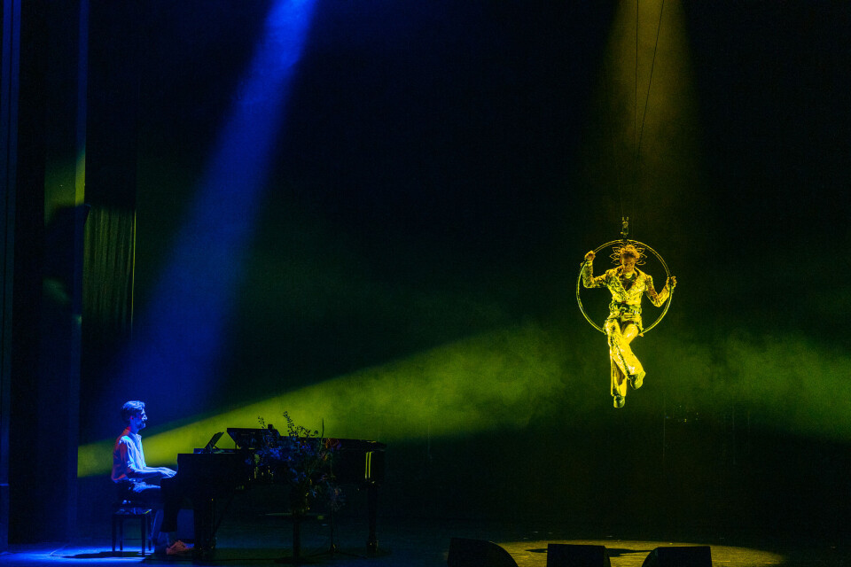 Zanger Roi Soleil in zijn aerial hoop onder begeleiding van Marco Hoving op de piano.