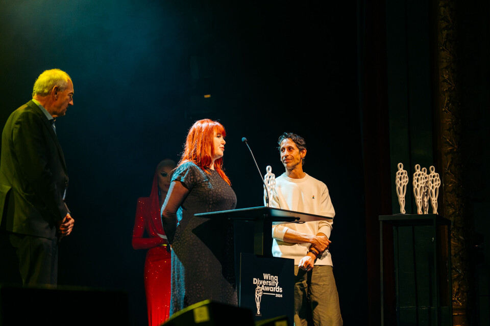 Shirley den Hartog en Kevin Ray Edwards, de voormalig manager en weduwnaar van Erwin Olaf, die postuum de Winq Inspiration Award 2024 ontving.