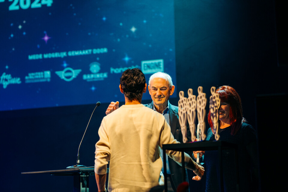Job Cohen, oud-burgemeester van Amsterdam, reikte de Winq Inspiration Award uit aan de nabestaanden van Erwin Olaf.