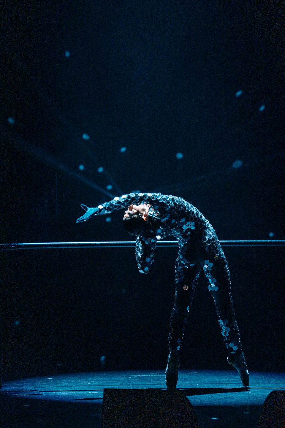 Dansperformance UNIQUE van Introdans-danser Vincenzo Turiano.