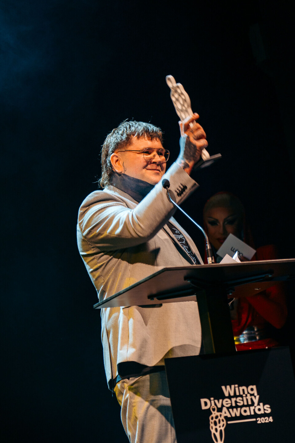 Thomas Philip Acid won de Winq Community Award 2024 voor zijn 100% queer boekenzaak De Queer Boekenkast.
