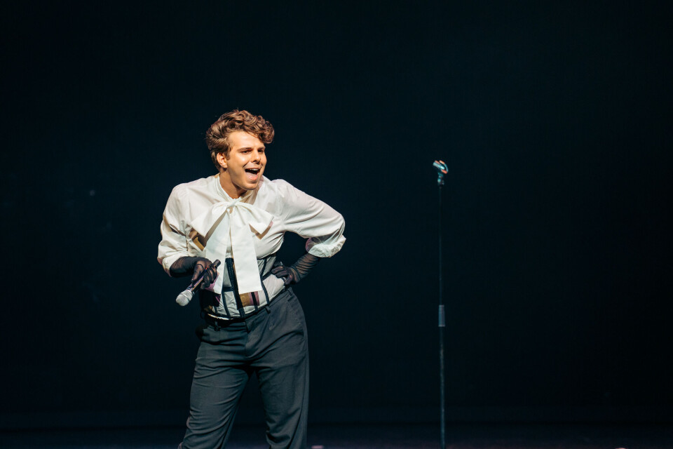 Cabaretier Gavin Reijnders trad op met het nummer 'Grappige flikker'.