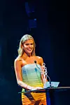 Miss Nederland Rikkie Kollé reikte de Winq Ally Award 2024 uit.