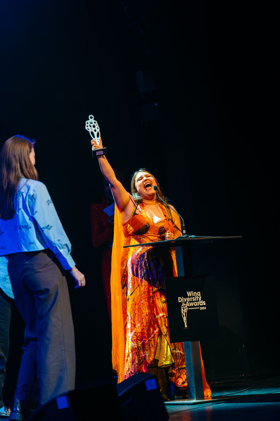 Actrice en regisseur Ayla Çekin Satijn reikte de Winq Media Award 2024 uit.