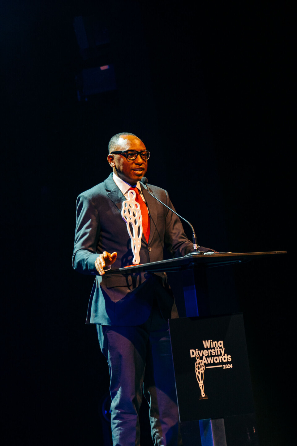 Kennedy Mugochi, regional director Oost-Afrika bij Hivos, reikte de Hivos International Activist Award uit aan de Ghanese queer activist Shika Fleischer.