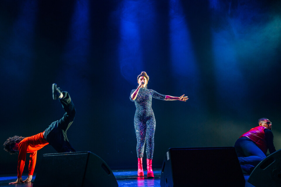 Cabaretier Kirsten van Teijn met twee leden van The House of Bodega.
