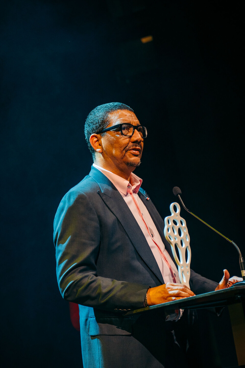 Pride Parent Jörgen Raymann ontving dit jaar de Winq Ally Award 2024.