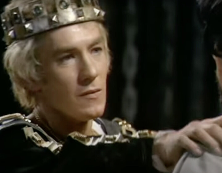 Video: de eerste liefdeskus tussen twee mannen op tv – met Ian McKellen in 1970 Ian McKellen in Edward II