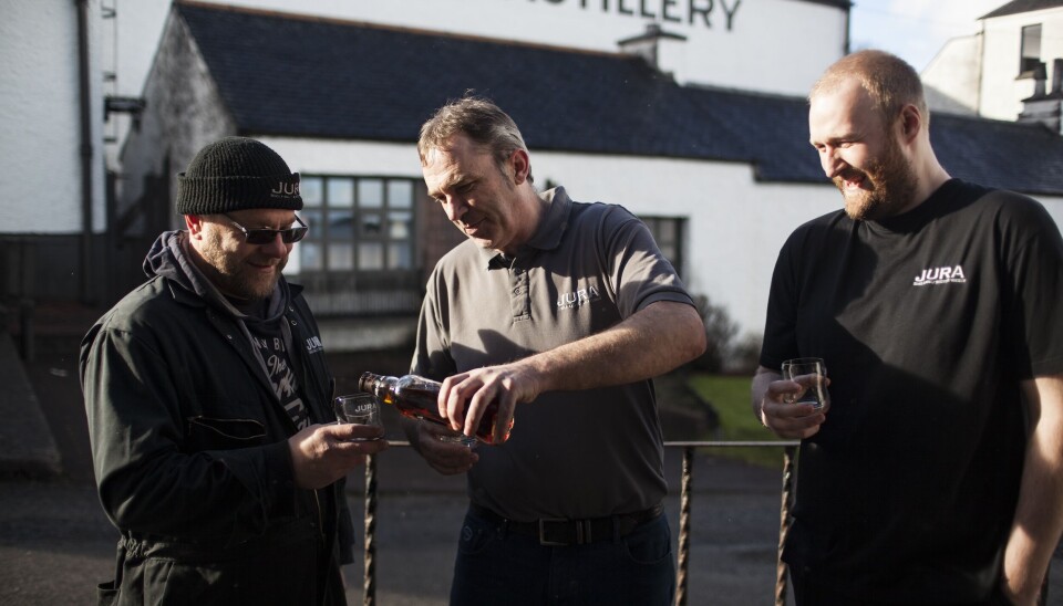 Drie van de 212 inwoners van Jura. De brouwerij van Jura