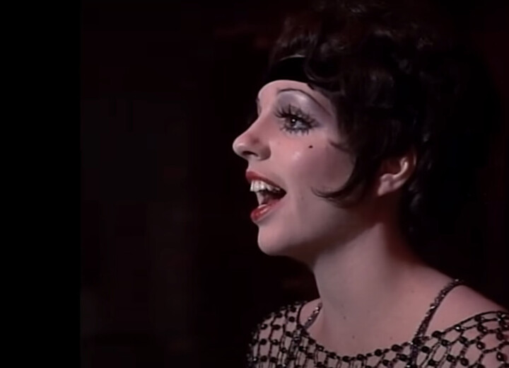 De geschiedenis van Cabaret: hoe een weirde queer musical uitgroeide tot een filmklassieker Liza Minnelli in Cabaret