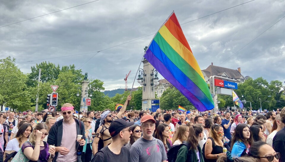 Zürich Pride 2025. Man met regenboogvlag in Zürich