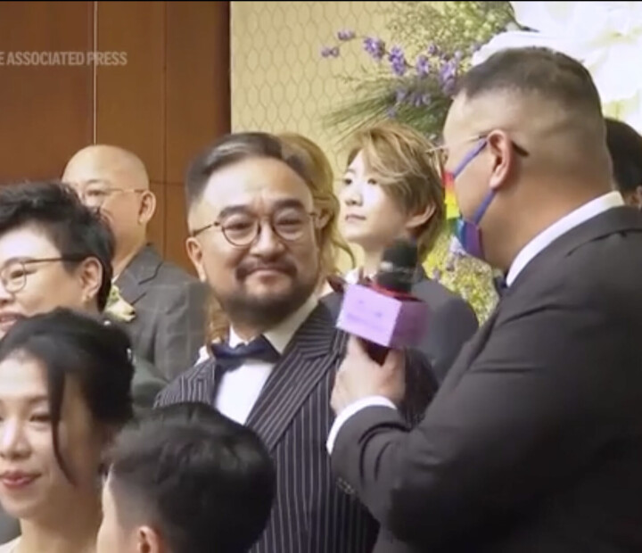 Tien lhbtiq+-koppels in Hongkong in het huwelijksbootje gestapt, ondanks het feit dat dit illegaal is Huwelijksceremonie in Hongkong