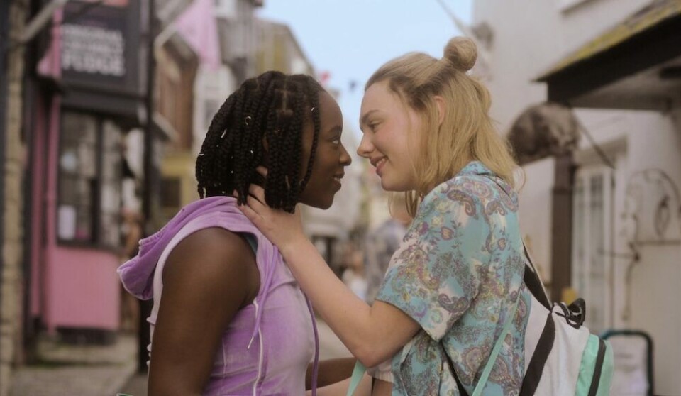 Corinna Brown als Tara en Kizzy Edgell als Darcy