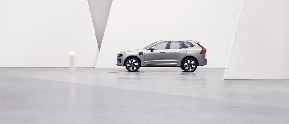 Volvo XC60 T6 AWD Plug-in hybrid Volvo XC60 T6 AWD Plug-in Hybrid, Silver Dawn.