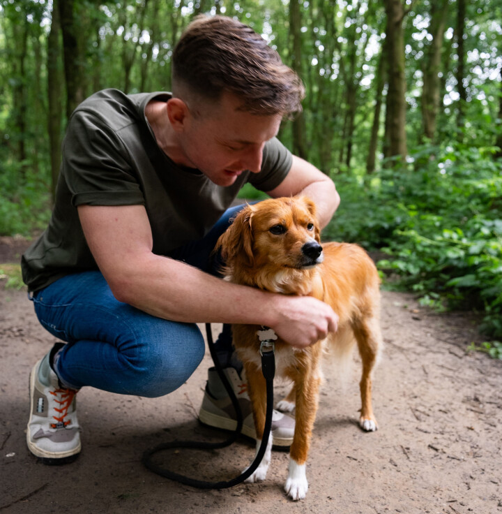 Rick met zijn hond Vos.