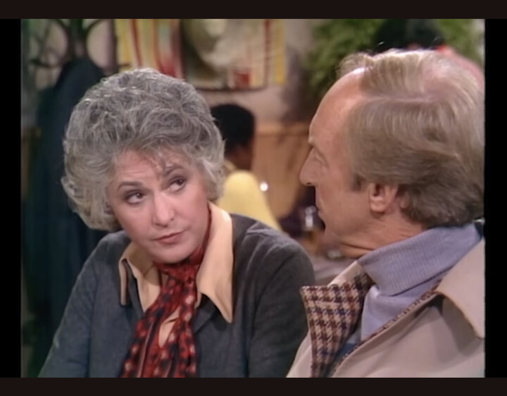 Very vintage: Bea Arthur is op dreef in de ‘Gay Bar’-aflevering van Maude Maude - The Gay Bar