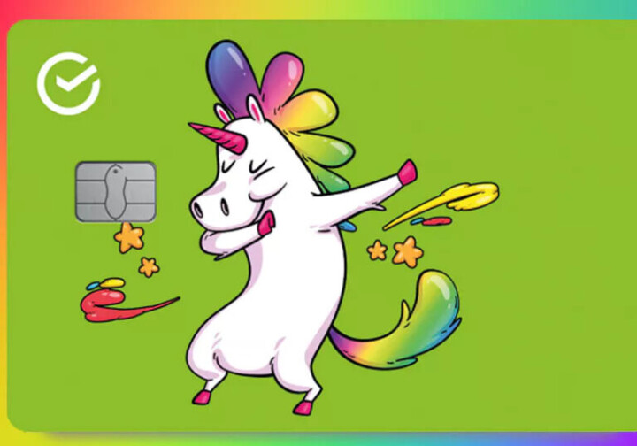 Rusland verbiedt bankpas met unicorn in regenboogkleuren (die bestemd is voor kinderen) Russische bankpas van Sberbank