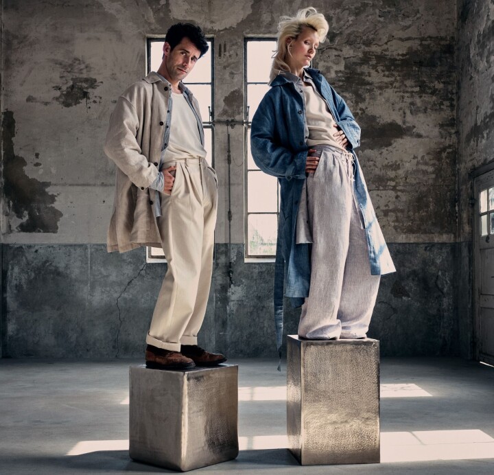 Modeontwerper Sjaak Hullekes (links) met model Lisette Ros. Sjaak Hullekes met model