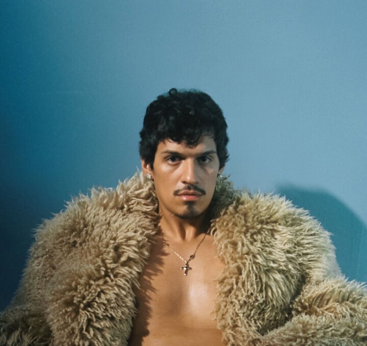 Omar Apollo naast Daniel Craig te zien in Queer, de nieuwe film van Luca Guadagnino