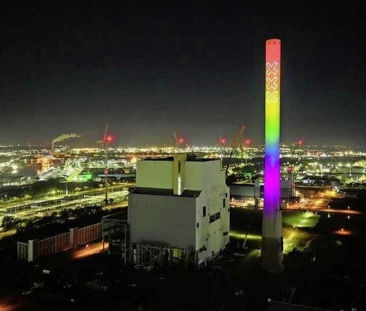 Hoogste bouwwerk van Amsterdam gehuld in regenboogkleuren: 175 meter hoge Pride-viering Vattenfall Pride