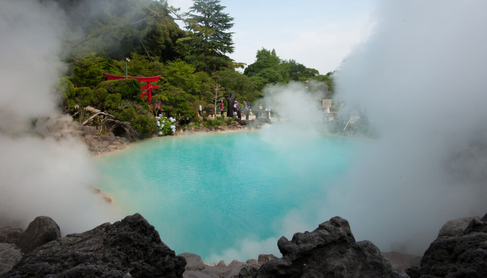De blauwe zeehel genaamd Umi Jigoku, met een temperatuur van 98°c. De blauwe zeehel genaamd Umi Jigoku, met een temperatuur van 98°c.