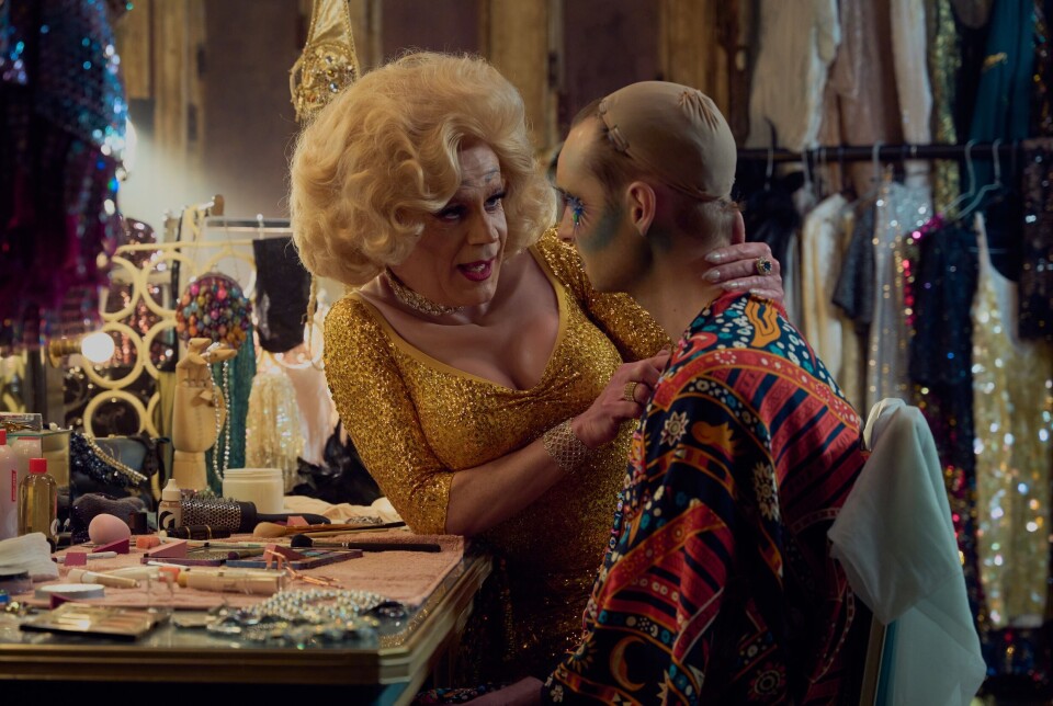 “En nu, is het tijd om volwassen te worden Peter (Pan)” aldus dragqueen Berwyn/Fanny Ample (Arwel Gruffydd) tegen een twijfelende Gabe. Dragqueen in de make-up