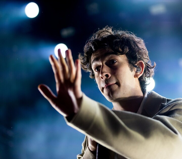 The 1975 aangeklaagd voor 2,2 miljoen euro nadat zanger Matt Healy had gezoend met bandlid Matt Healy