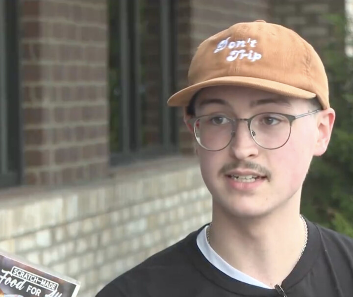 Ober in tranen na homofobe opmerking op bon: vrienden starten inzamelingsactie Noah Bierig uit Wichita