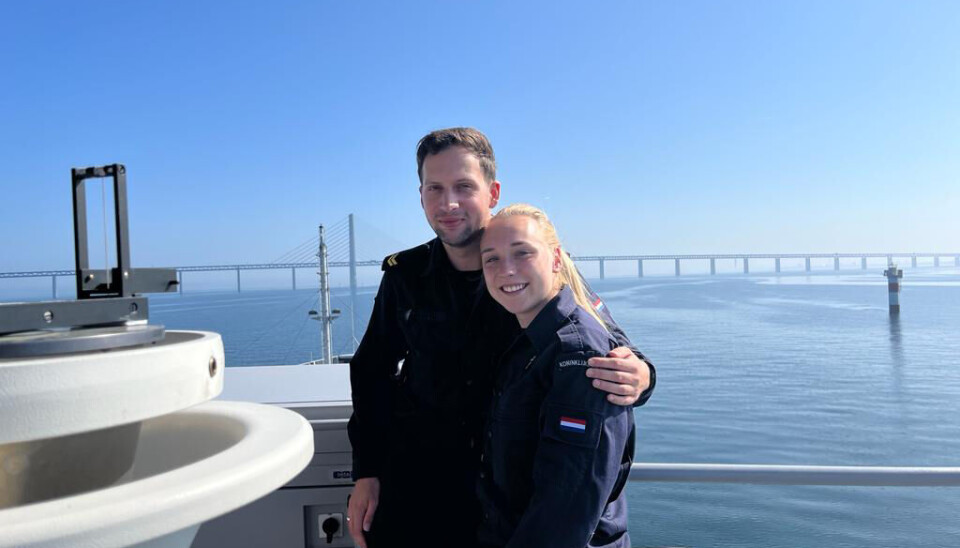 Damyen aan het werk op een marineschip.