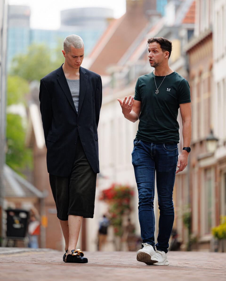 Stijn laat zich door Damyen bijpraten over zijn werk bij de Marine. Krijgsmacht, Marine