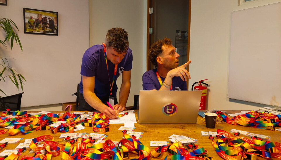 Rick is hier druk bezig met de voorbereidingen van Utrecht Pride, samen met zijn man Joost (links).