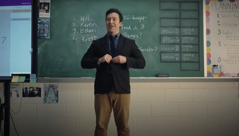 Bekijk de trailer van English Teacher, over een homoseksuele docent – met Trixie Mattel English Teacher