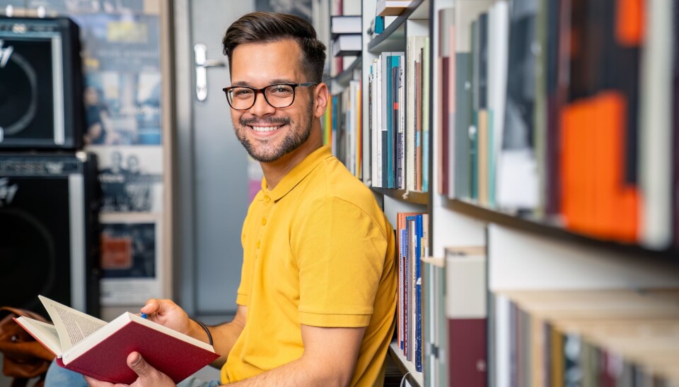 Winq tipt: vijf nieuwe regenboogboeken Man leest boek