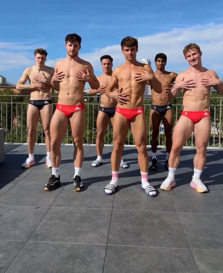 Video: Tom Daley en andere schoonspringers vieren winst met dansje in sexy speedo’s