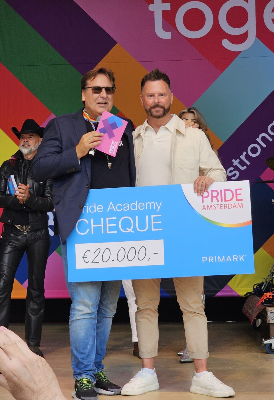Primark gaf tijdens Pride Amsterdam een donatie van 20.000 euro voor het gezamenlijk opzetten van Pride Academy, in Nederland.
